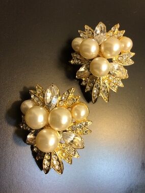 VINTAGE 1970's GOLD TONE PEARLS & CRYSTALS PIRCED FASHION EARRINGS